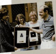 Bei einer Preisübergabe im Jahre 1983 durch die Zeitschrift Telematch. Auf dem Foto zu sehen (von links): Hartmut Huff, Elke Leibinger, Renate Knüfer und Klaus Ollmann. (Bild: Marshall Cavendish)