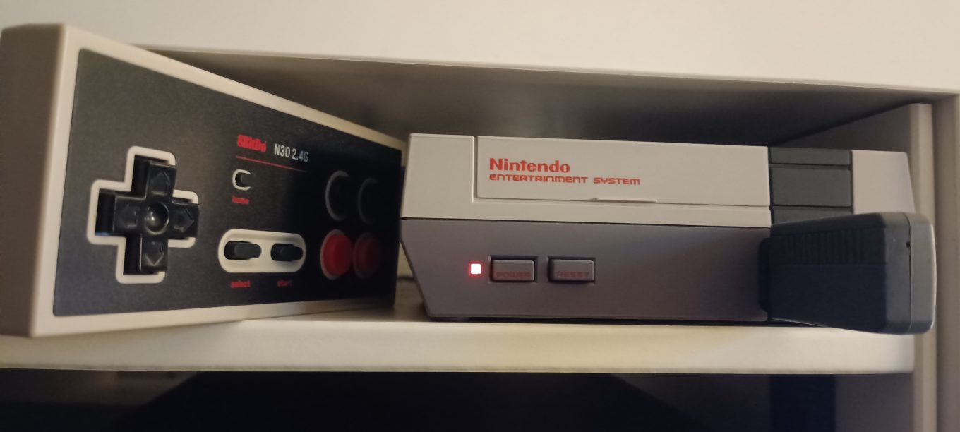 Das NES Mini. Eine wunderbare Zeitreise, schnell angeschlossen und leicht bedienbar. In diesem Fall mit kabellosem 8Bitdo-Controller.