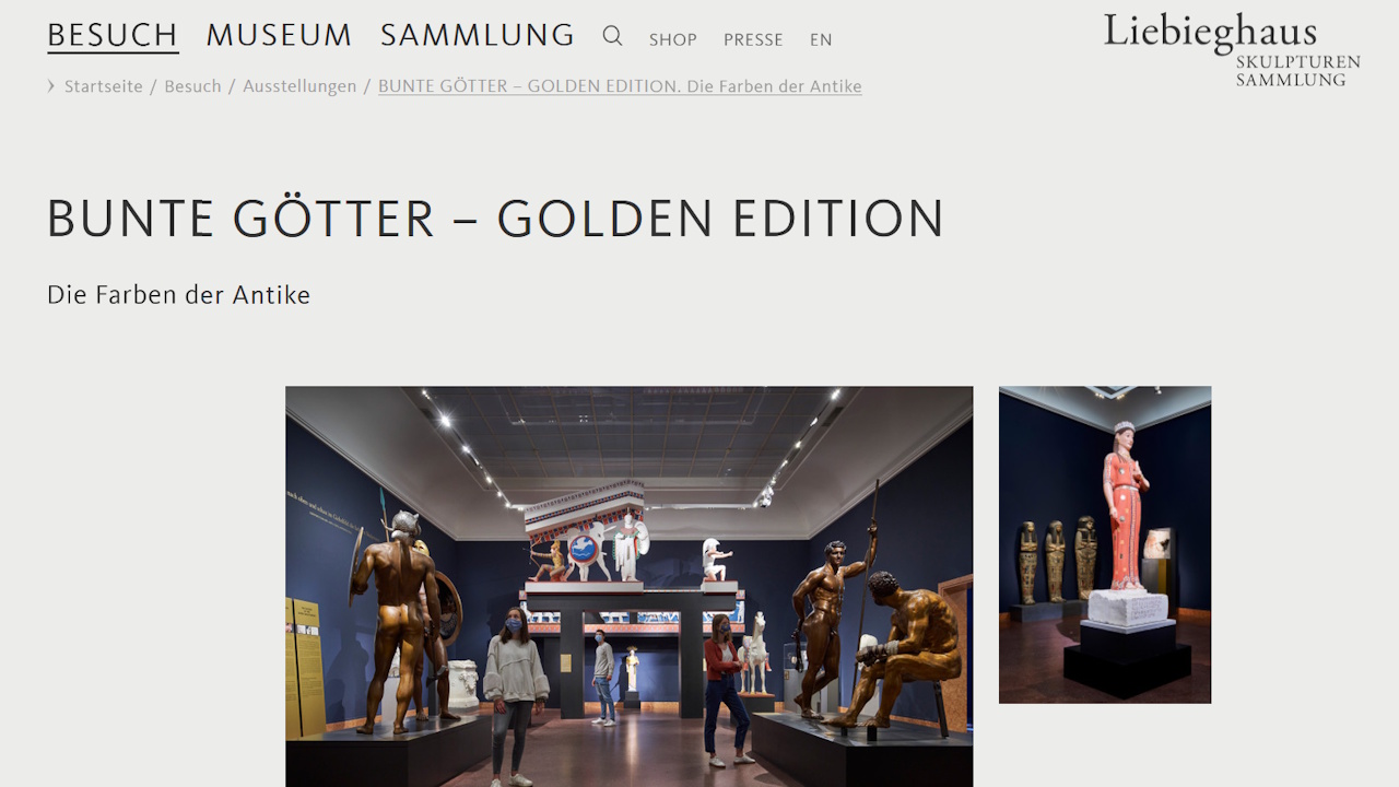 Die unvollendete Geschichte (Teil 2): Spiel mit historischer Leidenschaft Screenshot der Webseite des Liebighaus zur Skulpturen-Ausstellung Bunte Götter. Die Farben der Antike 2021. Mittig eine Ansicht im Museum, rechts eine bunt rekonstruierte lebensgroße Statue.