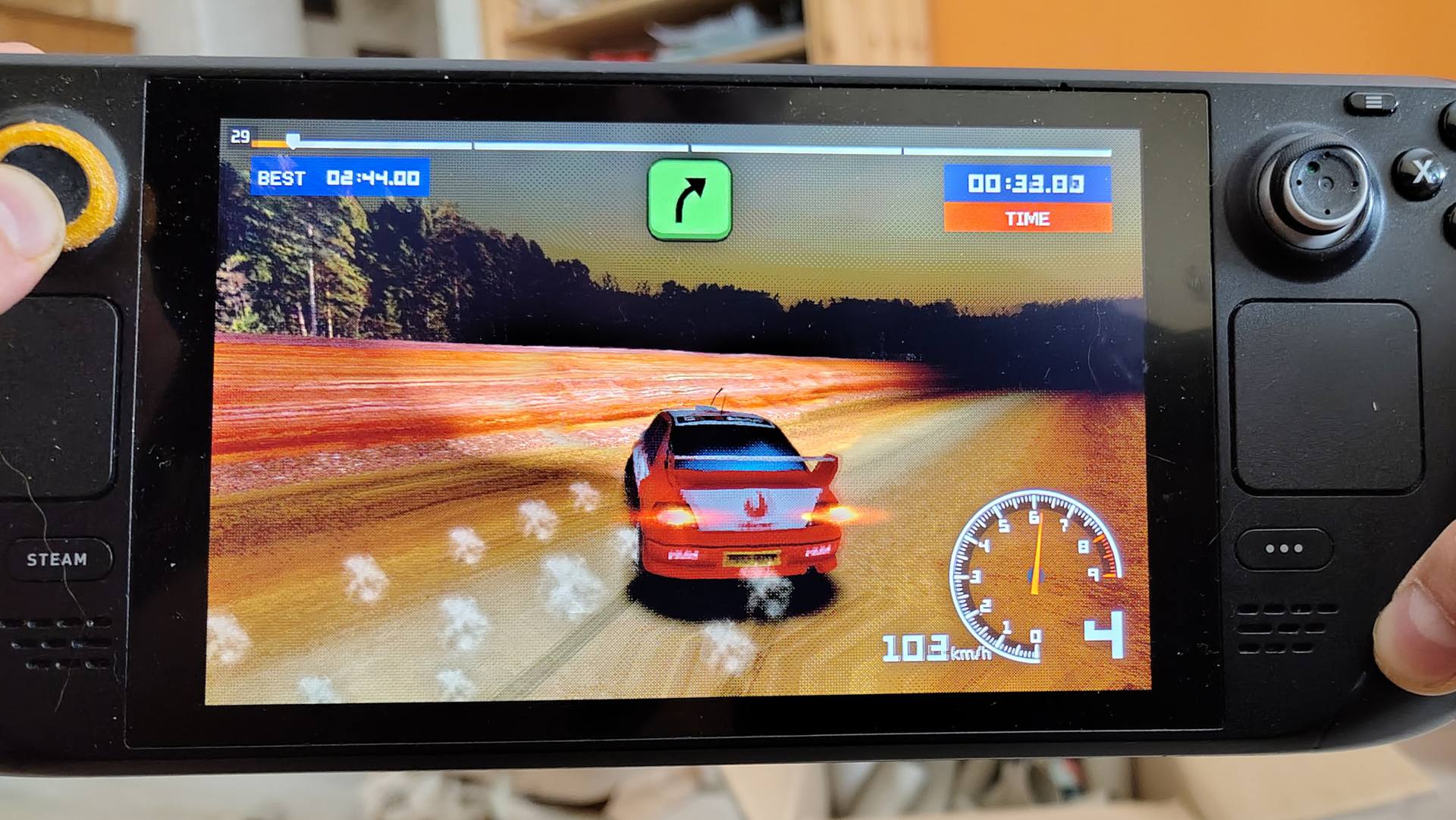 Old School Rally – Nur noch eine Runde! Auf Handhelds wie dem Deck ein Renner... Pfiffig mitten im Umbau der Sticks ein Bild zu machen. Marcel Dörpinghaus, 2026.