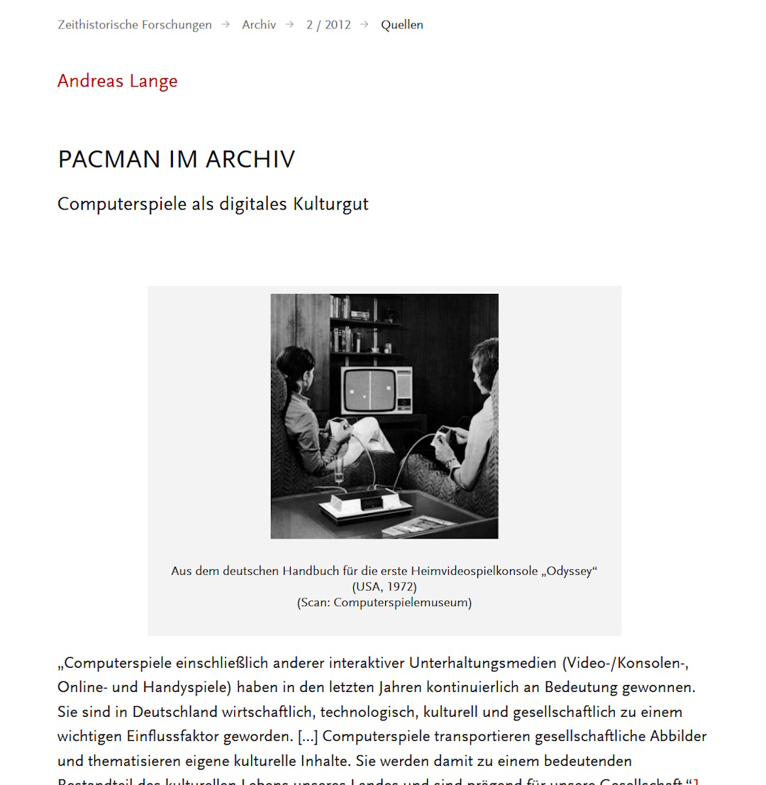 Titel des Beitrags Pacman im Archiv von Andreas Lange aus 2012, der Computerspiele als digitales Kulturgut erläutert. Mittig das Titelbild einer Wohnzimmerszene mit der Heimkonsole Odyssey und dem Spiel Pong.