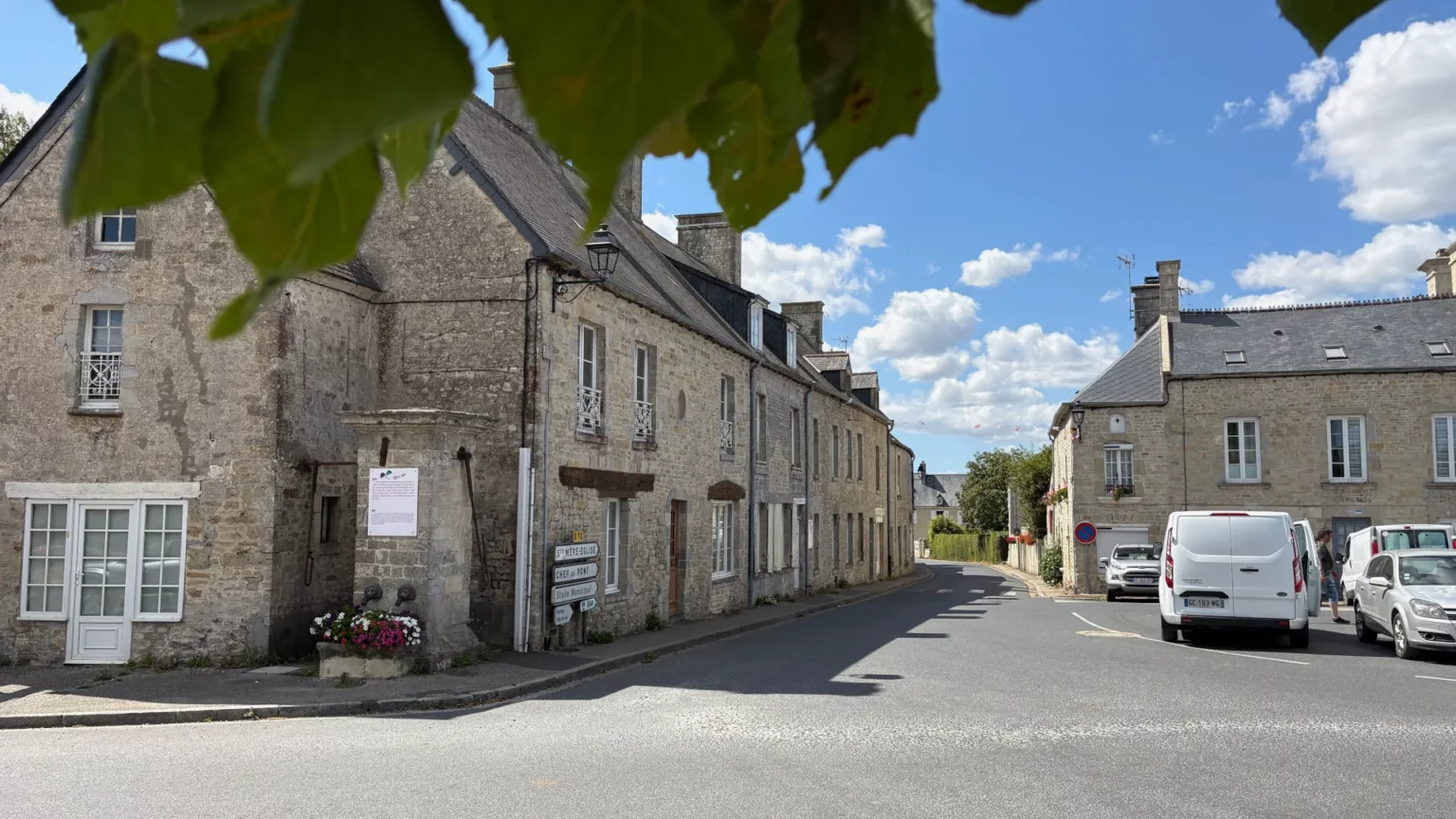 Mehr als 80 Jahre später: Sainte-Marie-du-Mont in der Normandie, nur wenige Kilometer von Utah Beach entfernt. Viele Orte der Region tragen die Spuren und Erinnerungen an den Sommer 1944 bis heute. Foto: André Eymann, 2026.