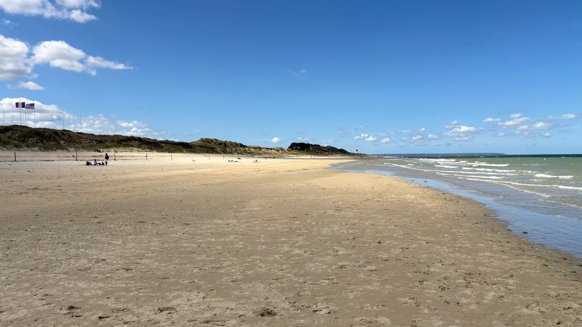 Utah Beach im Sommer 2026: Wo am 6. Juni 1944 amerikanische Soldaten an Land gingen, liegt heute wieder ein friedlicher Strand. Foto: André Eymann, 2026.