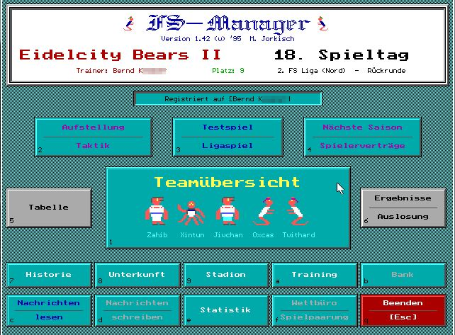 Der Fantasy Soccer Manager 1.42 unter DOS. Die Teamübersicht führte zu Aufstellung, Taktik, Training, Unterkunft, Bank, Wettbüro und weiteren Bereichen. (Archiv Marcel Jorkisch, 1995)