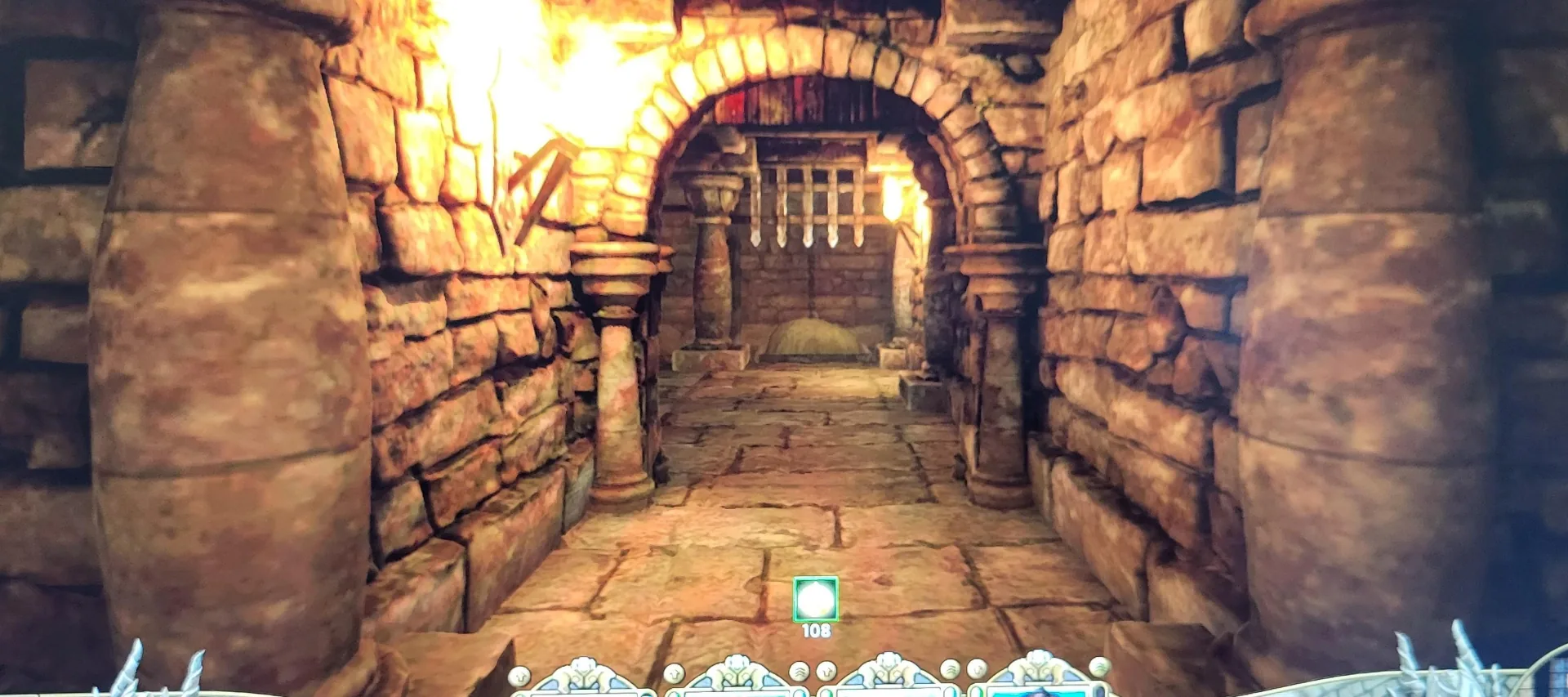 Nicht jeder Dungeon ist hell und einladend: In der Burg Portmeyron sorgen enge Gänge, Fackellicht und massive Steinmauern für die passende Atmosphäre.