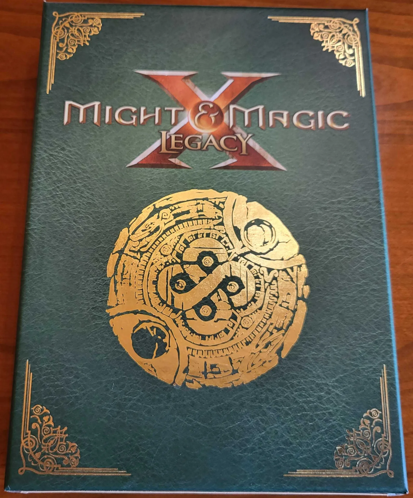 Die Deluxe-Box von Might & Magic X: Legacy aus der Sammlung des Autors. Darin befand sich unter anderem auch eine gedruckte Anleitung und eine schönen Landkarte.
