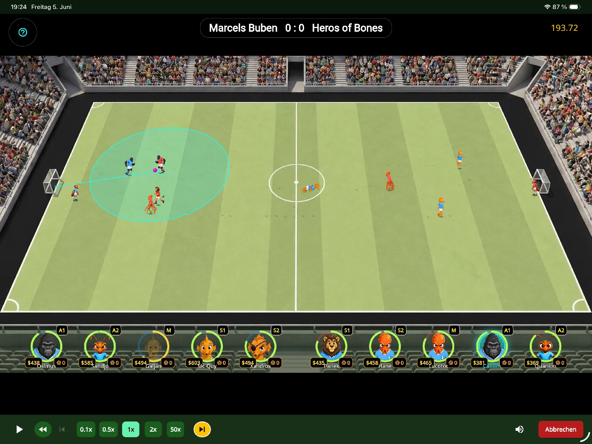 Die Spielsimulation der aktuellen Creature-Ball-Version auf dem iPad. Torszenen werden herangezoomt und in Zeitlupe abgespielt; bei einer Unterbrechung lassen sich Details wie Fangradius und Laufrichtung einzelner Spieler einblenden. (Screenshot Marcel Jorkisch, 2026)